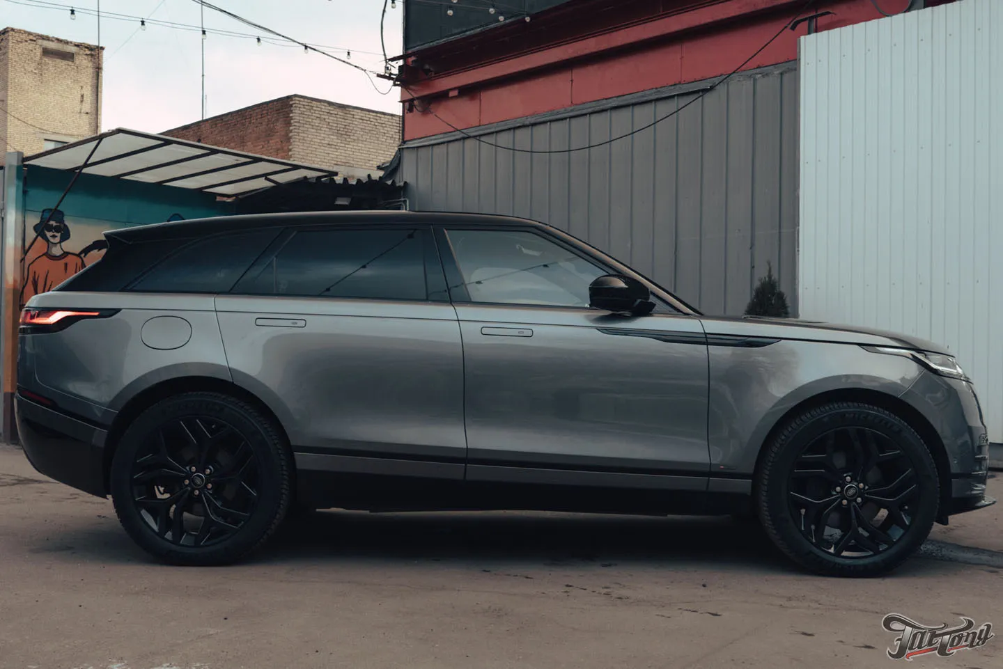 Окрас дисков, суппортов и насадок выхлопа на Range Rover Velar